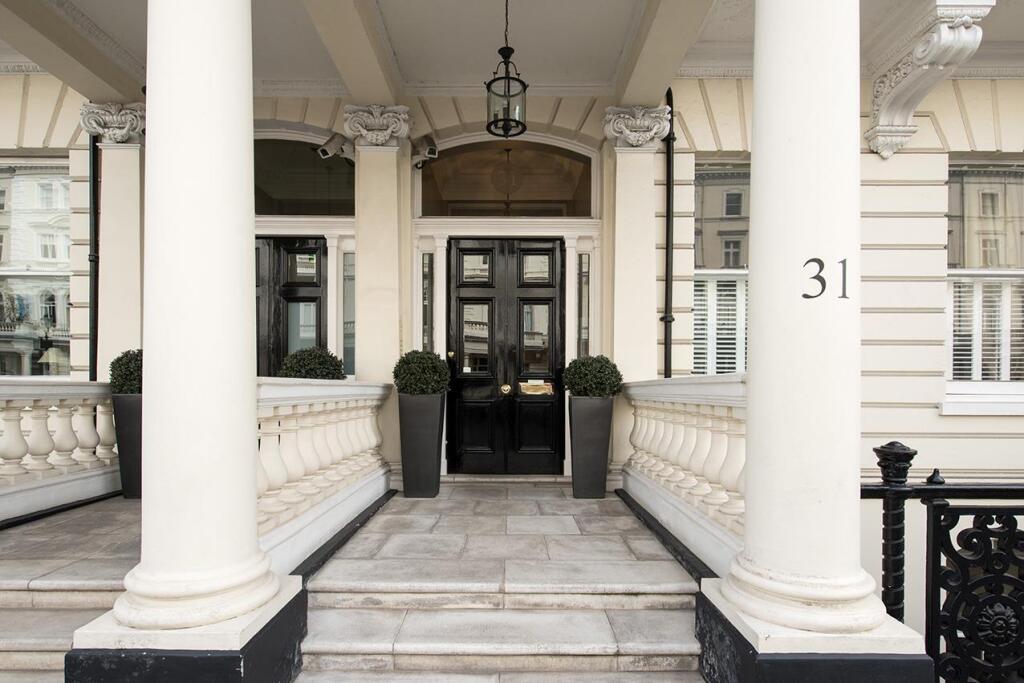 31 Queen's Gate Terarce Portico 2014.jpg