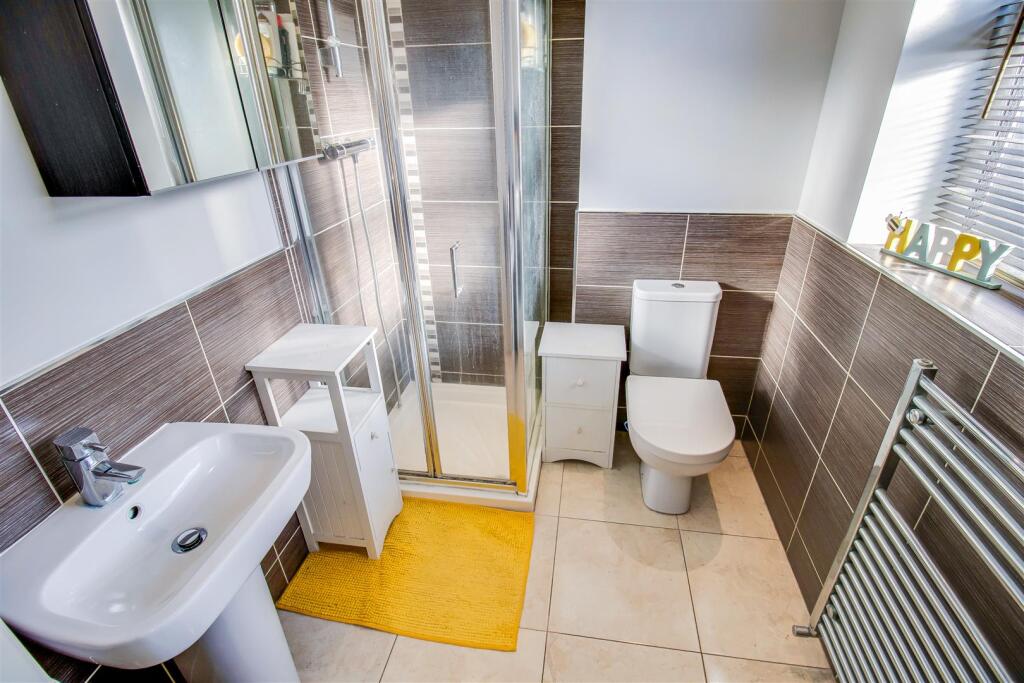 EN SUITE SHOWER ROOM/W.C.