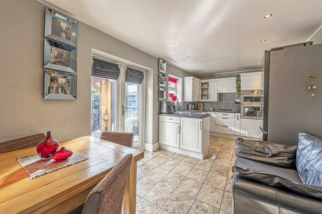 Kitchen/Dining Area