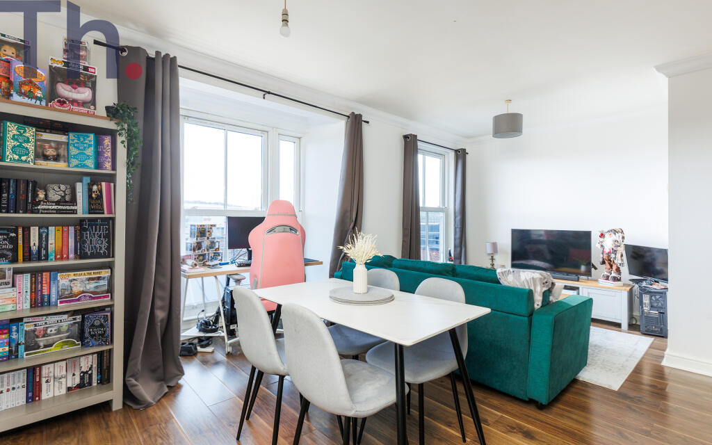 Light &amp; Airy Lounge/Dining