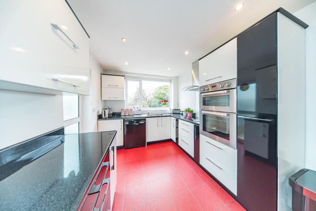 9 Armitage Gardens kitchen 2.jpg