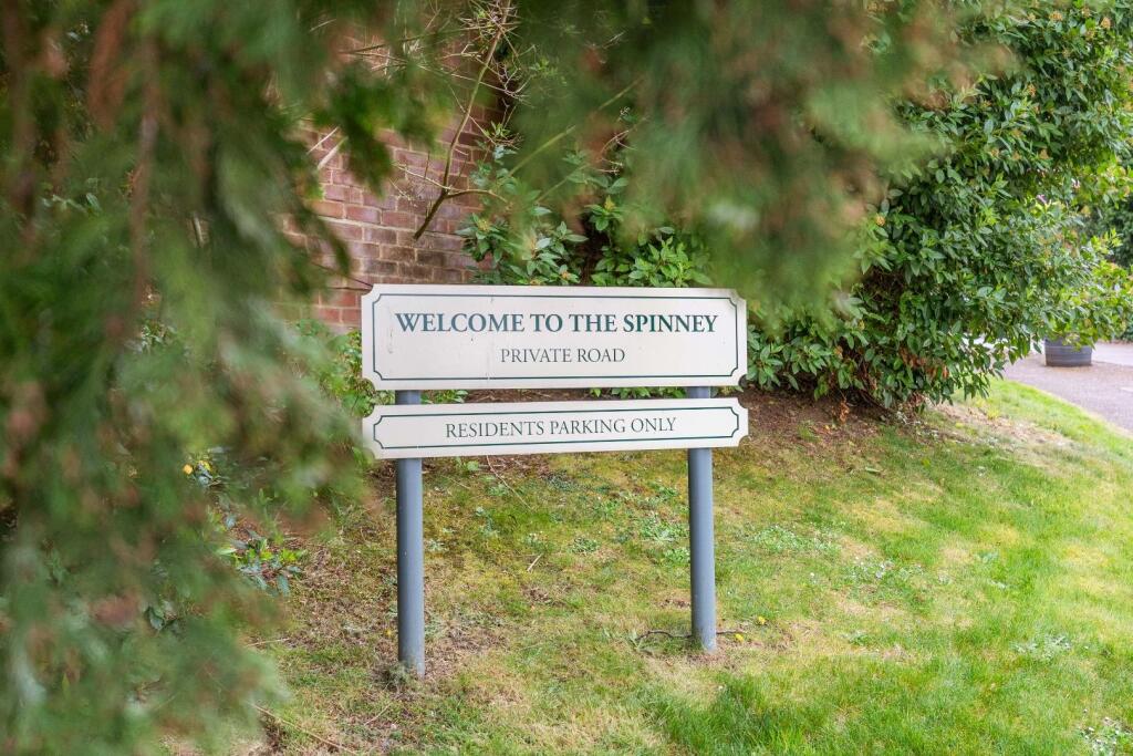 13 The Spinney 27.jpg