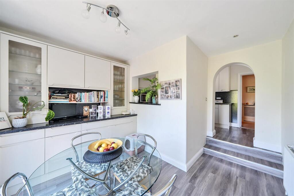 Kitchen/Breakfast Room: