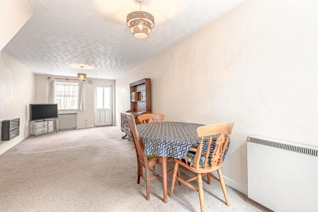 OPEN PLAN LOUNGE DINER