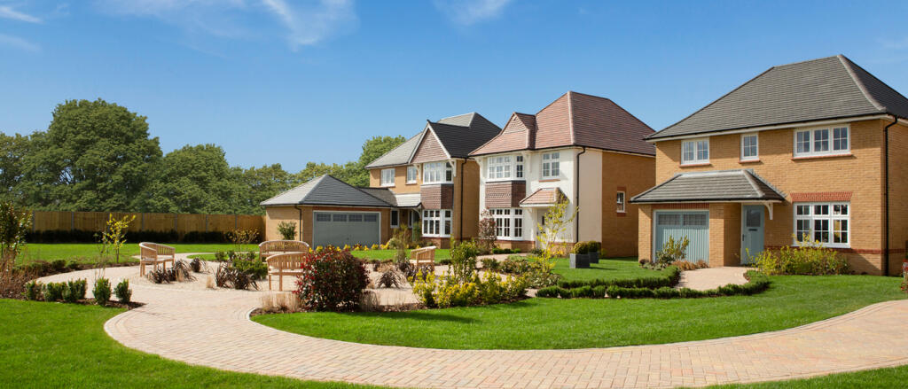 Redrow street scene of detached homes at Monchelsea Park