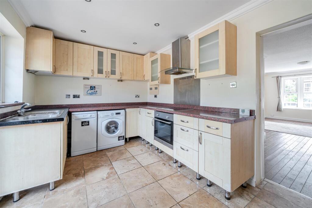 63 Simons Walk, Pattishall