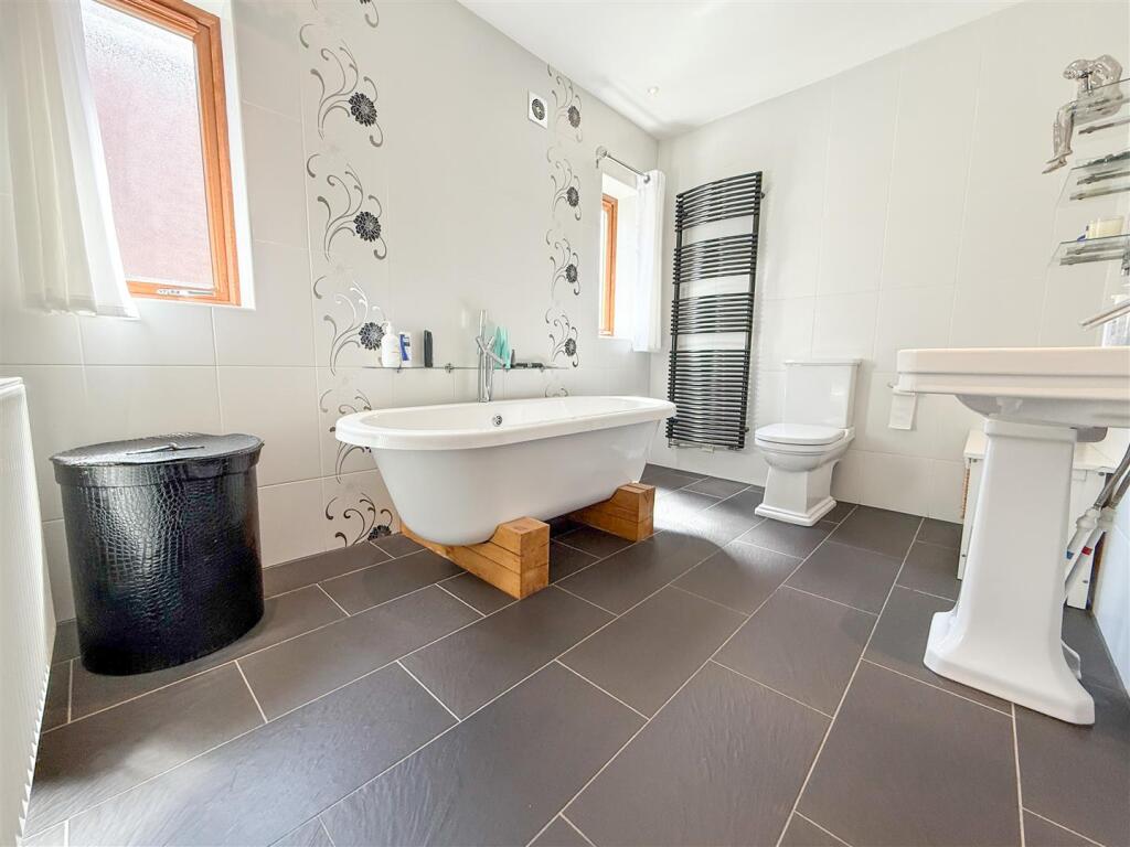 FAMILY BATHROOM