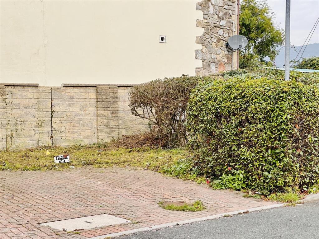 4 Perrys Close BS27 3DU Parking