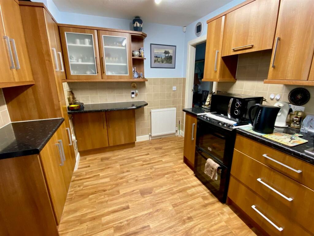 water royd avenue 28 kitchen.jpg