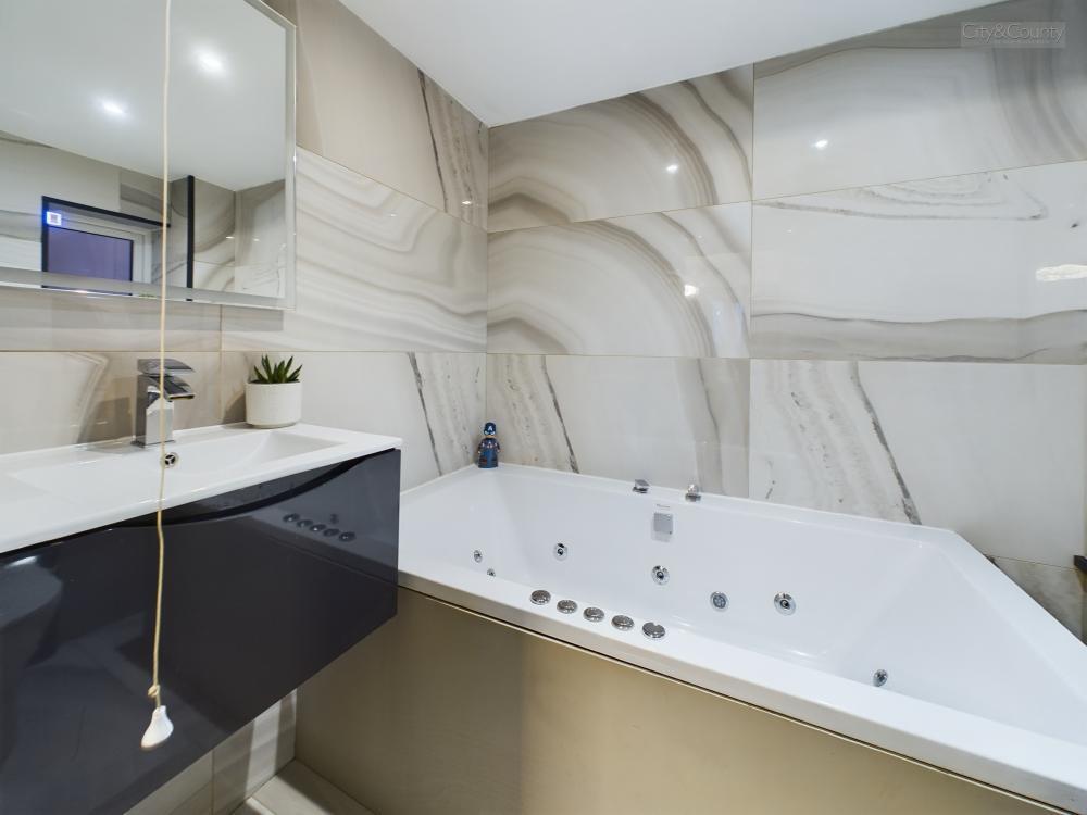 En-Suite To Master Bedroom