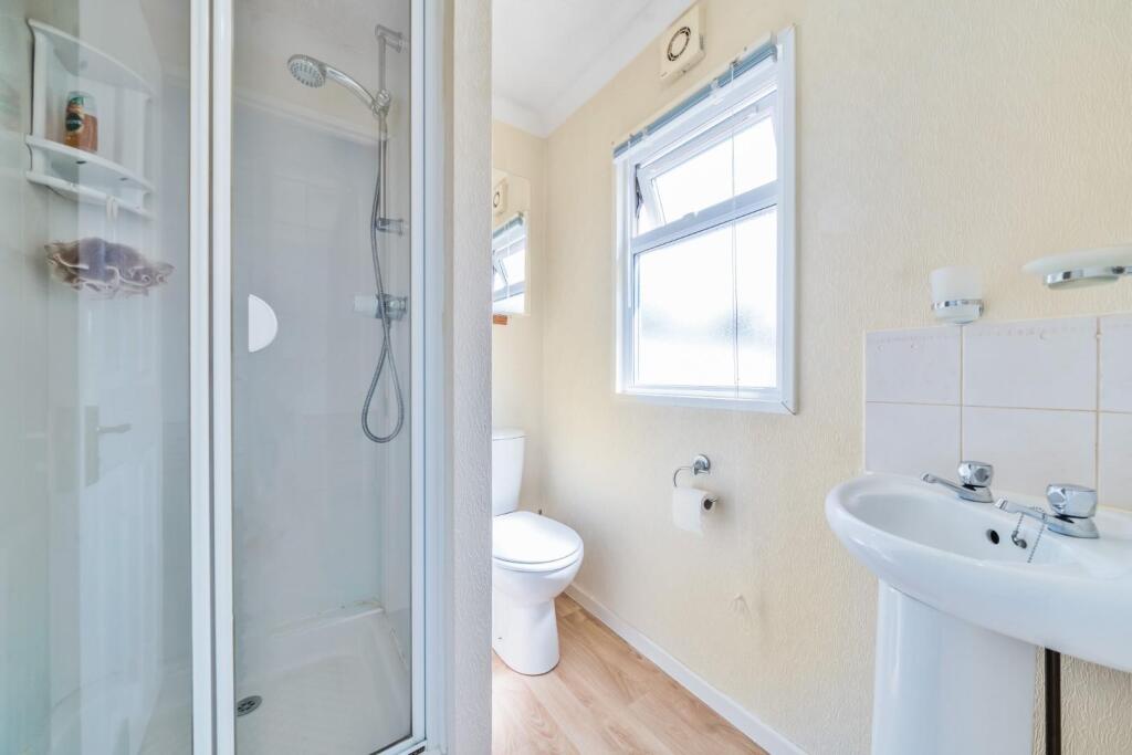 SHOWER ROOM.jpg