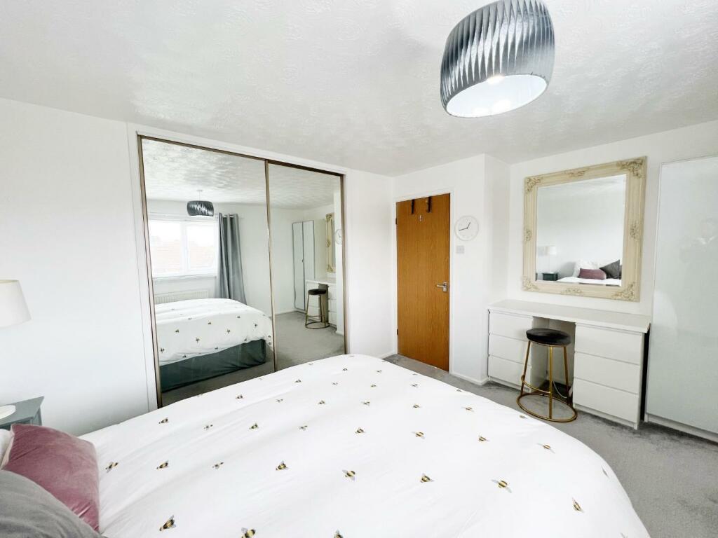 Bedroom 1 pic 4.jpg