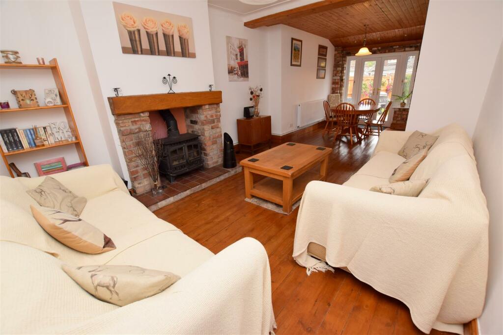 REAR SITTING DINING ROOM