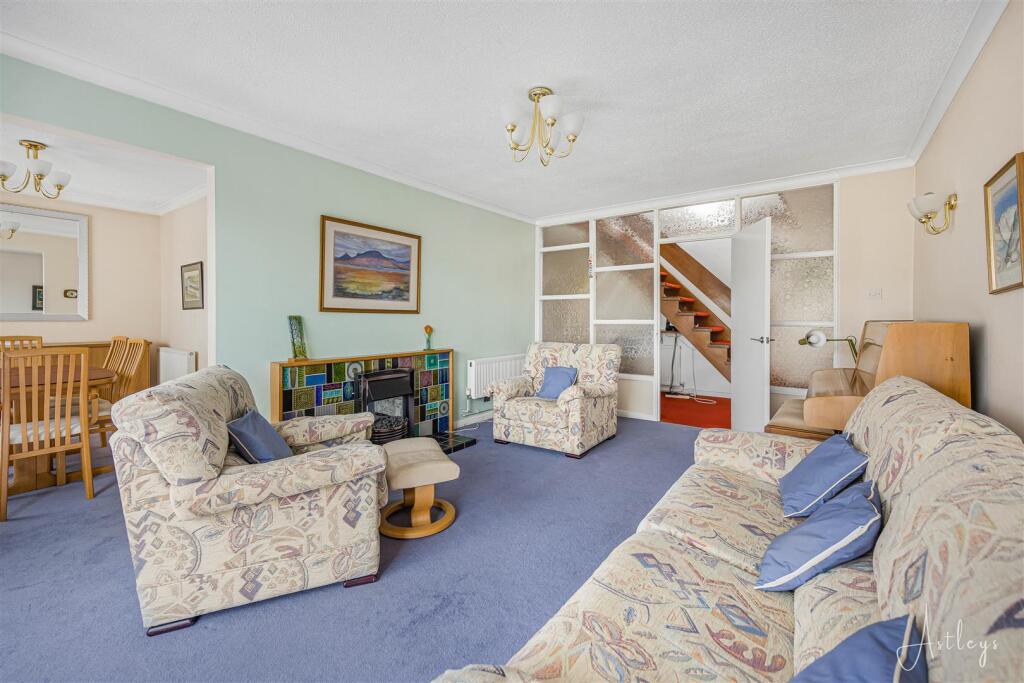 'L' shaped lounge/dining room