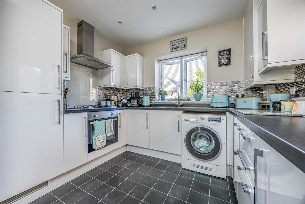 32 Longcroft Way, Havant-Small-PorticoMarketing-Ne