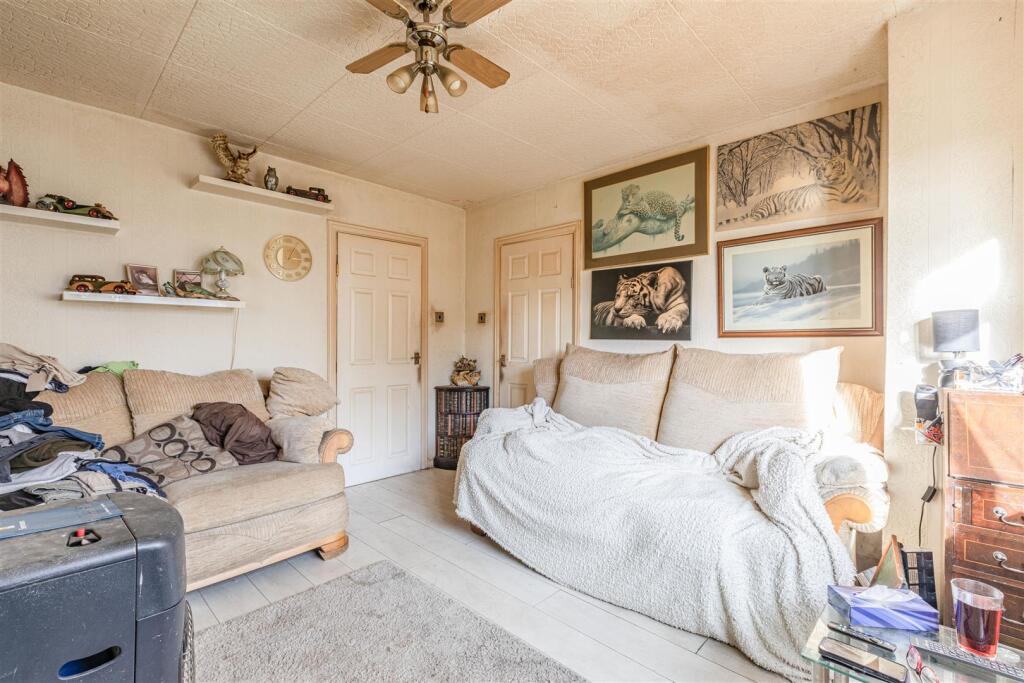 38 Eden Grove Road Byfleet, KT147PX - 8.jpg