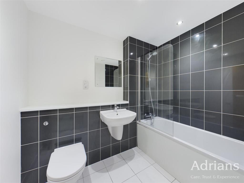 EN-SUITE BATHROOM