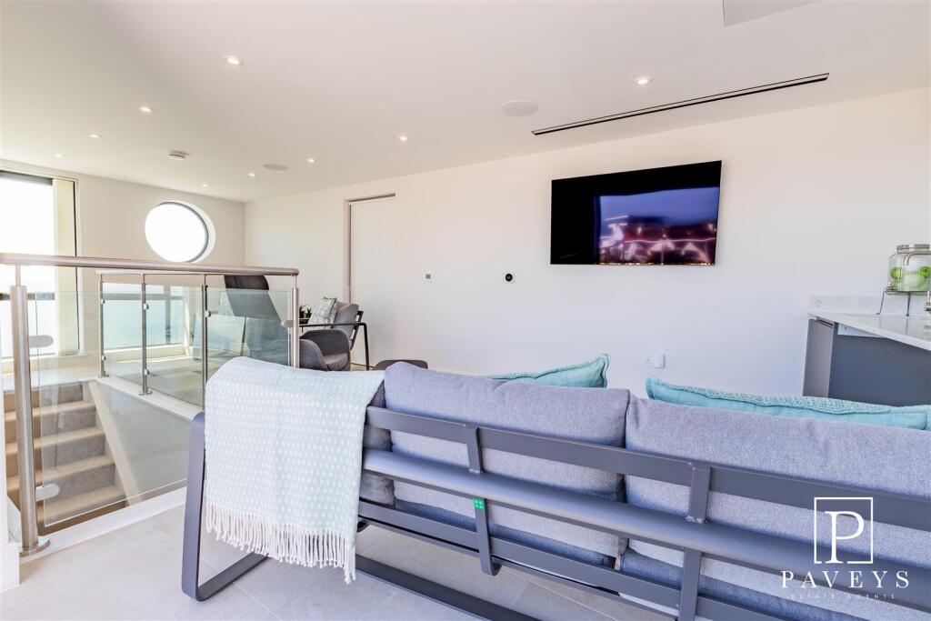 VIEWING LOUNGE