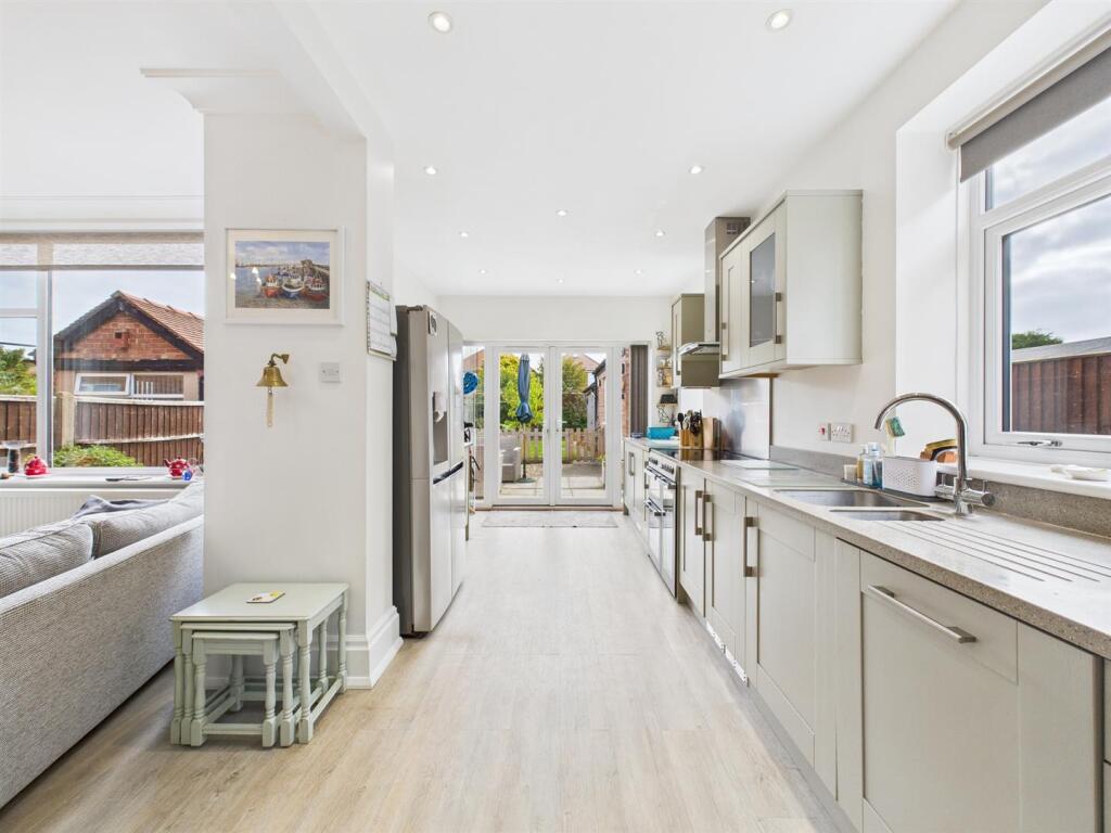 Open plan kitchen/dining/sitting: