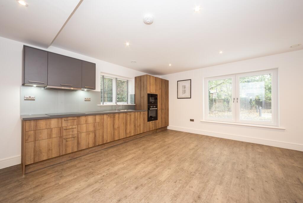 3 bed terraced house to rent Beechwood Rd, London