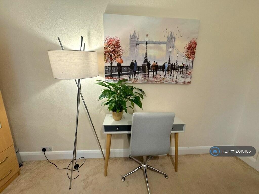 Bedroom 2 Desk And Chair