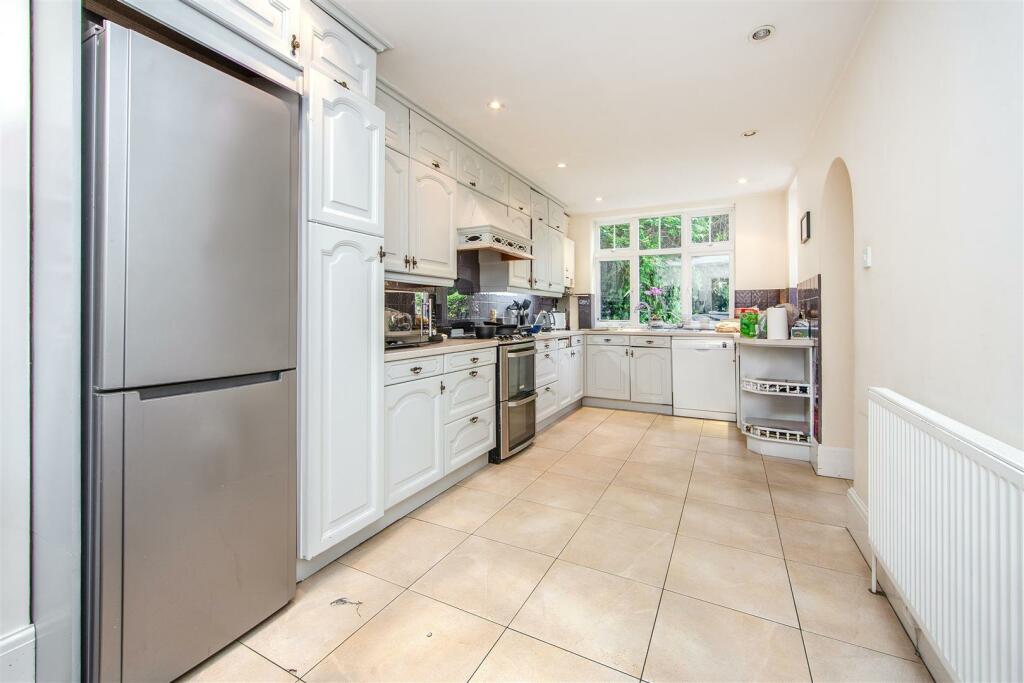 Kitchen 2.jpg