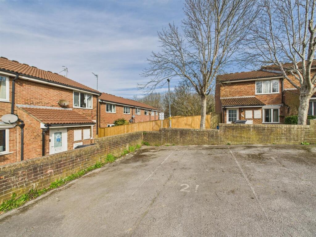 17 - One-Bedroom Flat Plus Parking In Speedwell.jp