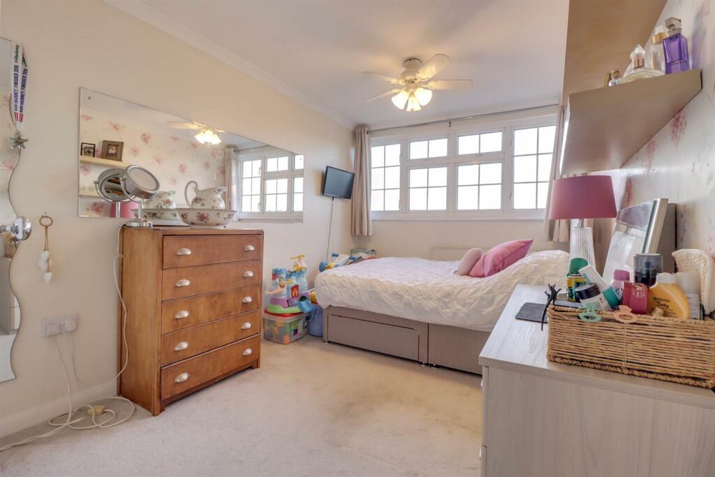 77 SOUTHEND ROAD INSIDE-16.jpg