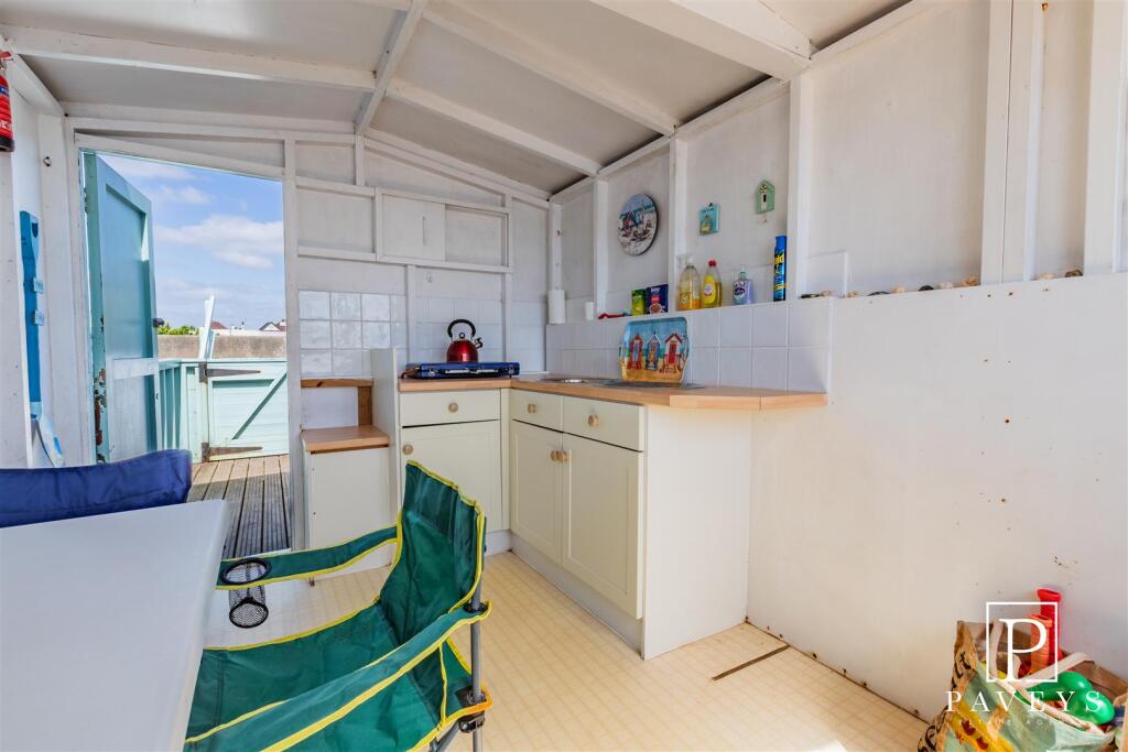 BEACH HUT