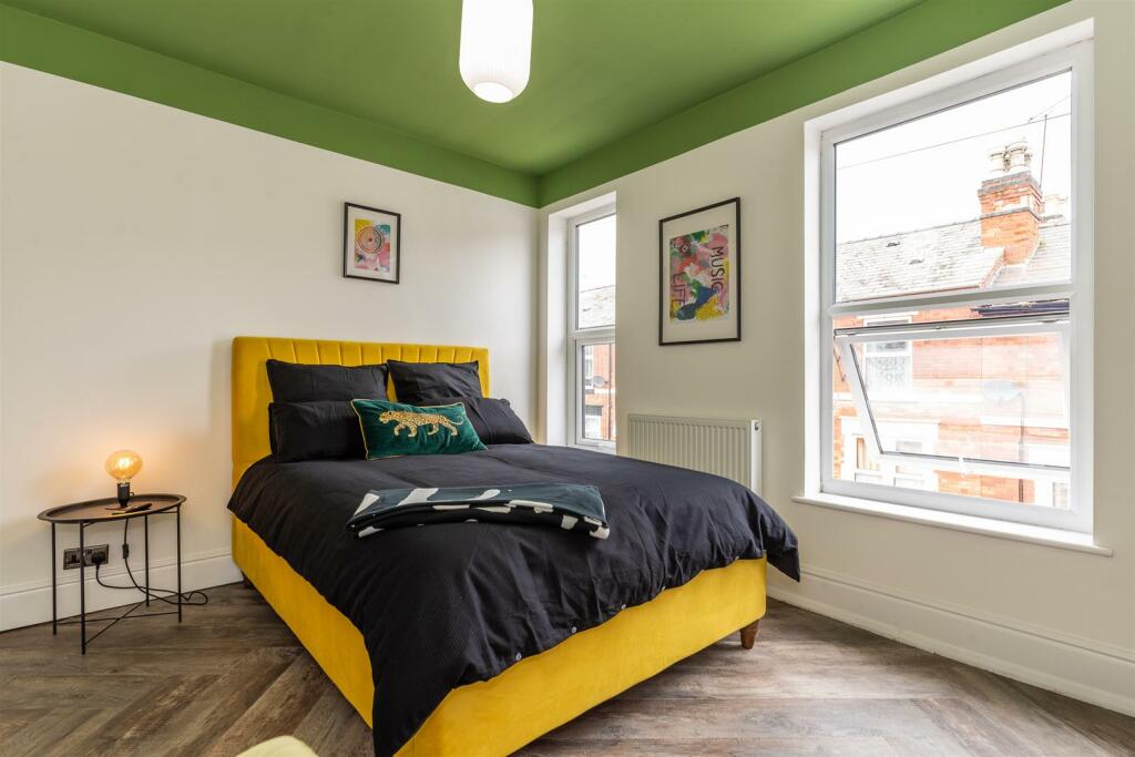 39 Wolfa St - bedroom 1.jpg