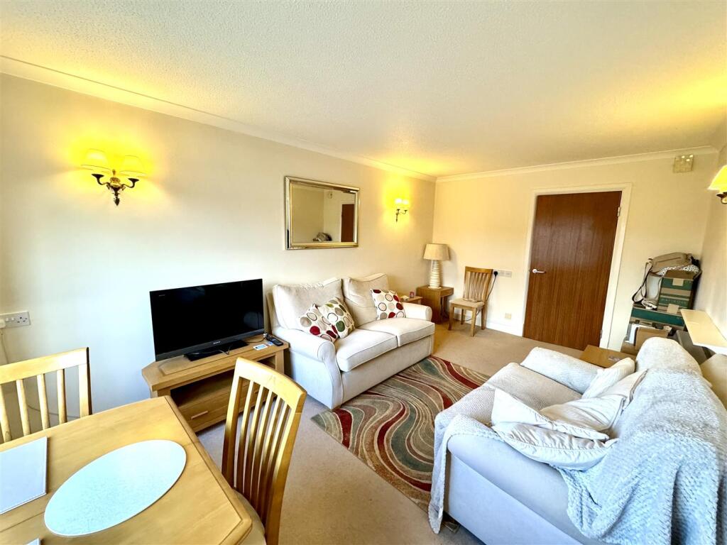 LIVING/DINING ROOM