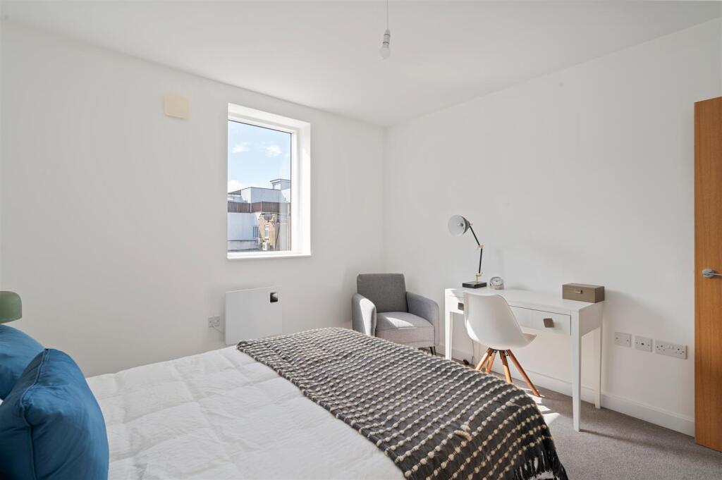 Bellingham Road 1-3, Apt 2.04 Ph5.jpg