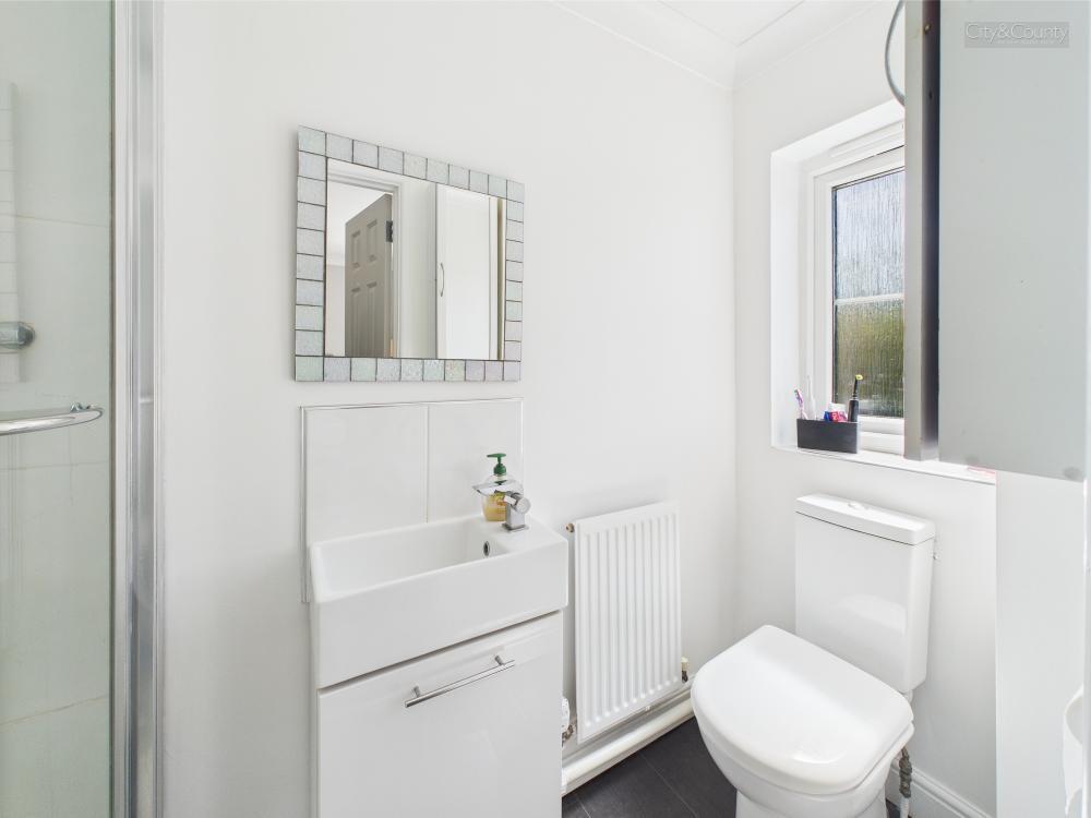 En-Suite To Master Bedroom