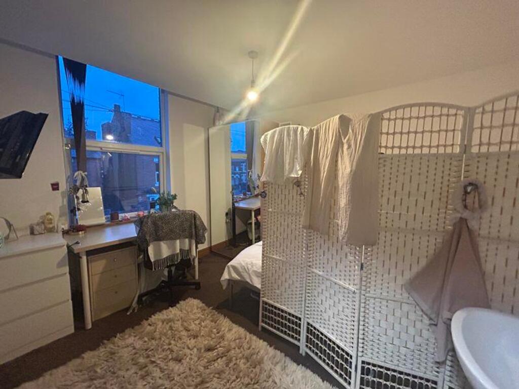 A cozy double bedroom featuring a comfortable l...