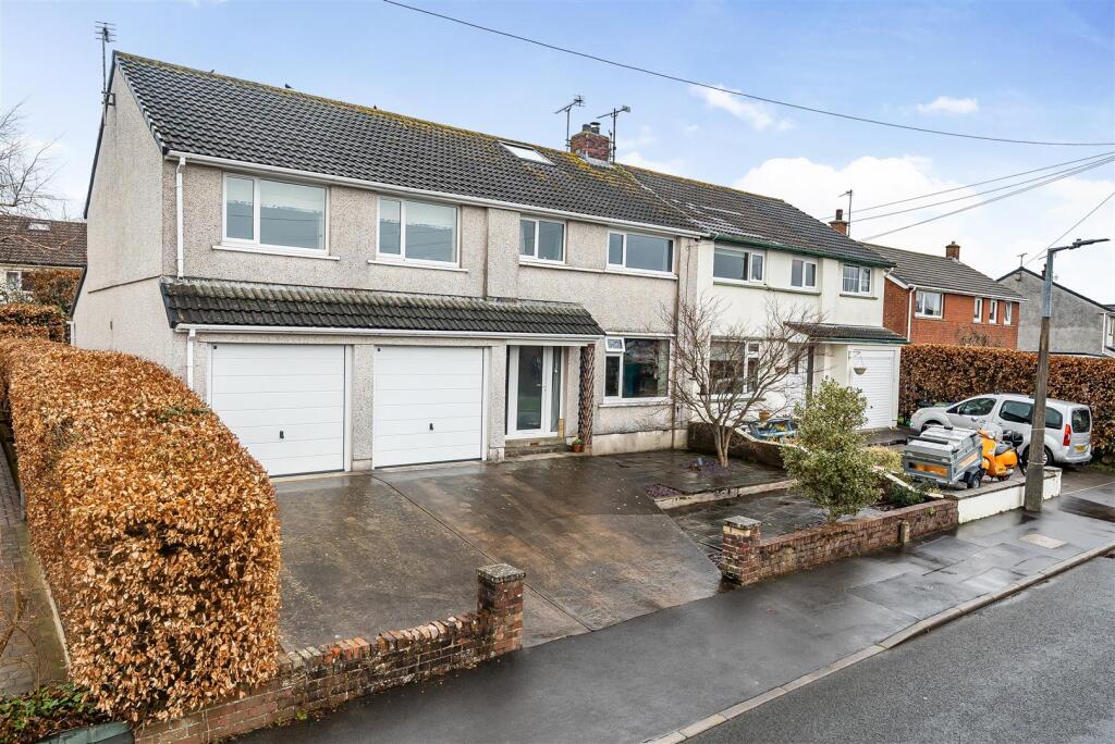 PARKING &amp; DOUBLE GARAGE