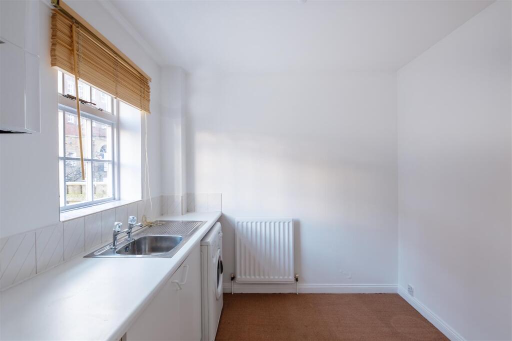 18 Dobson Cres HE-3.jpg