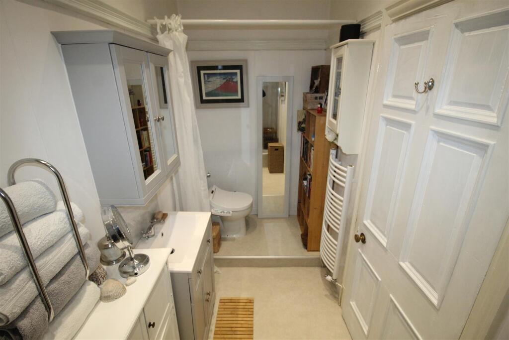 Park Road 74, En-Suite 1.JPG