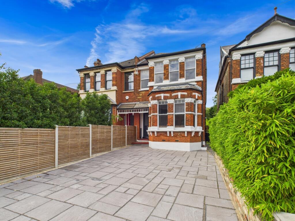 CAM03750G0-PR0064-STILL007