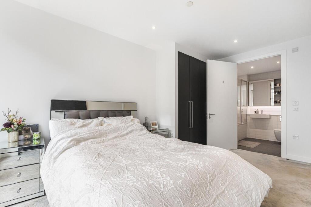 Master bedroom -Ensuit.jpg