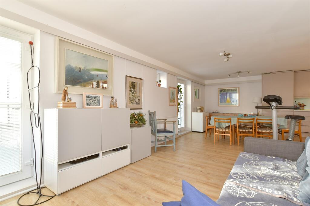 Kitchen/Lounge/ Dining Area