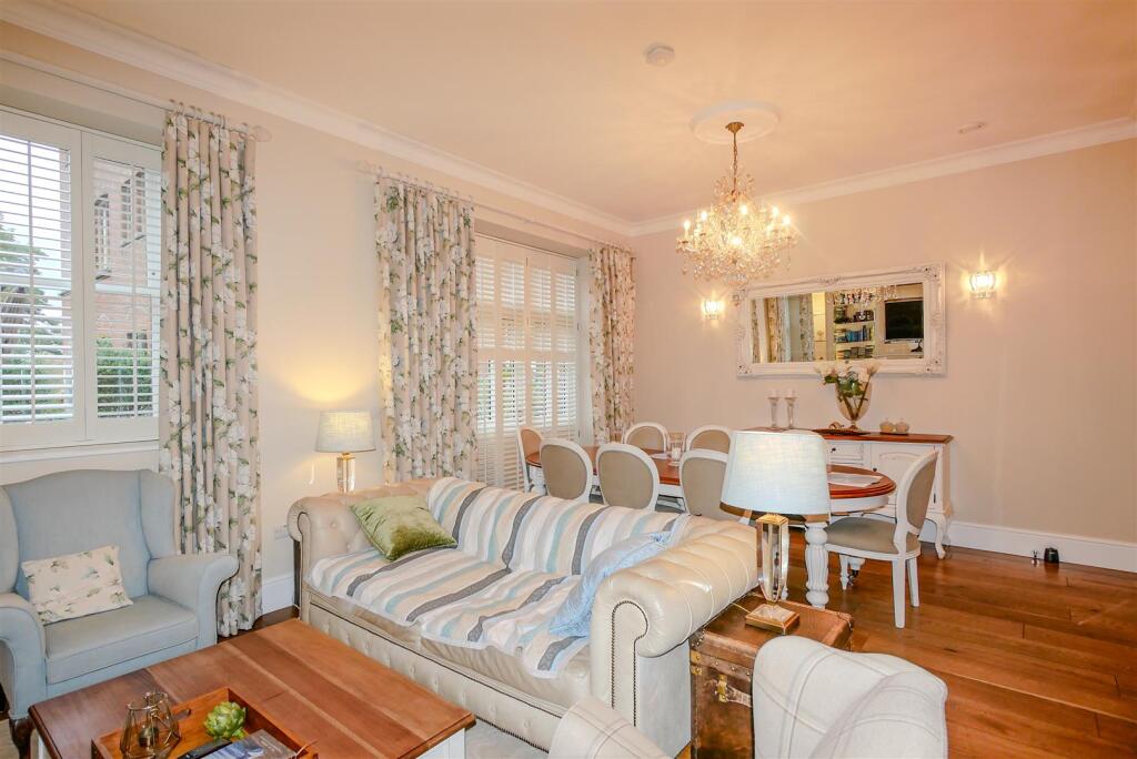 LOUNGE / DINER