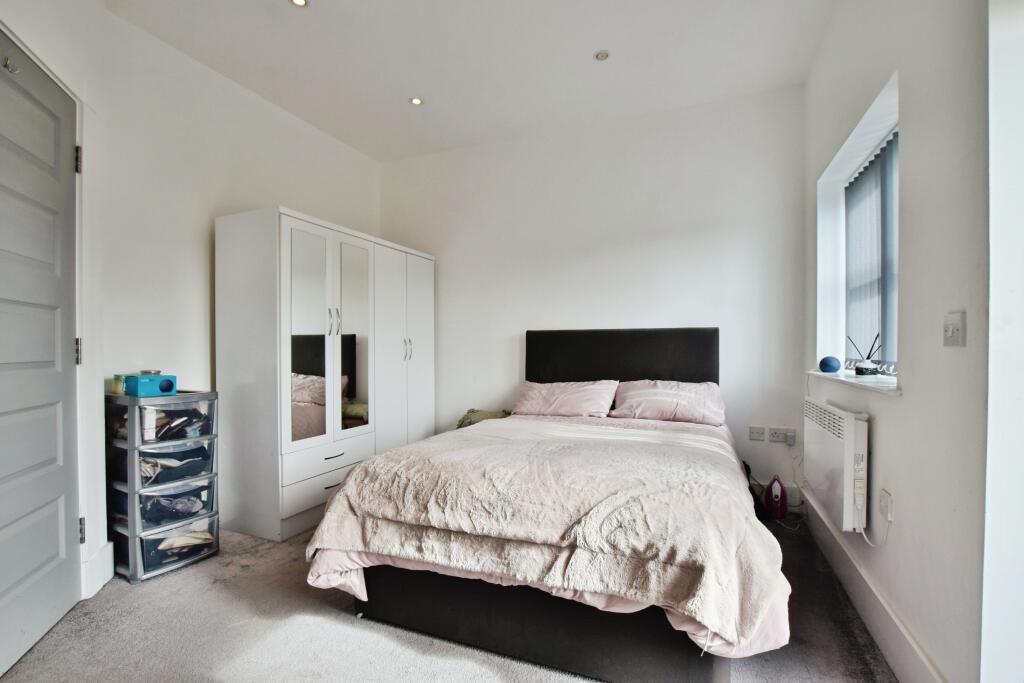 Master bedroom2 