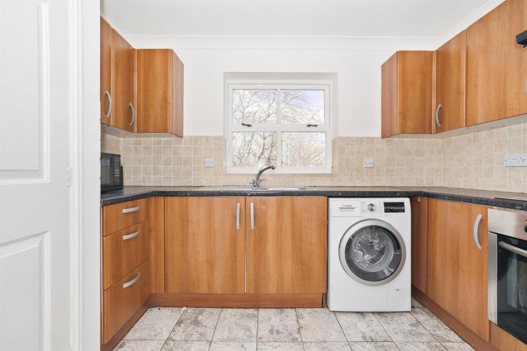 8 Gunnel Court CR4 kitchen.jpg