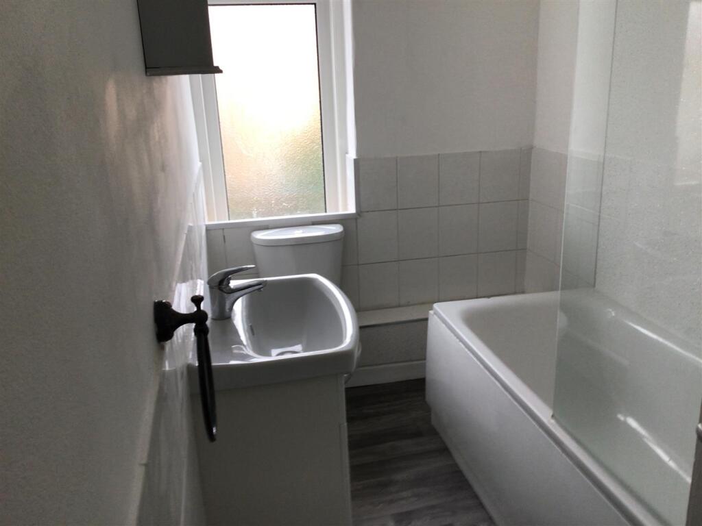 Flat 4, 8 Park Road, - bathroom 2.jpg