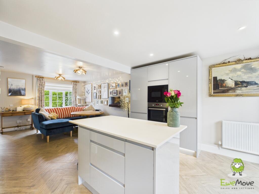 EweMove Estate Agents Basingstoke - 2 Cowslip Bank