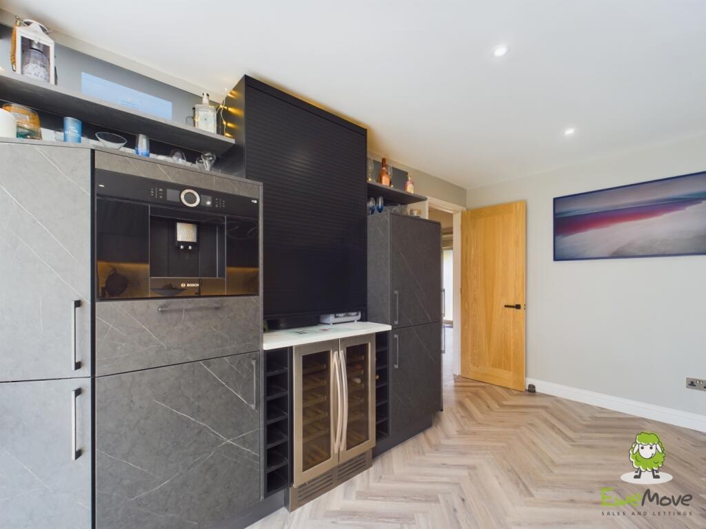 CAM03778G0-PR0171-STILL023