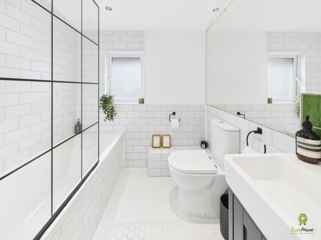 CAM03418G0-PR0191-STILL027