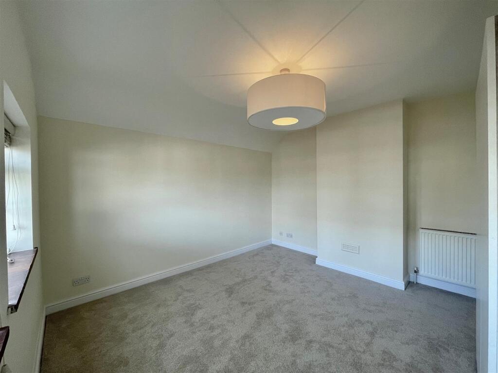 16CNorthRoad_Bedroom1.jpg