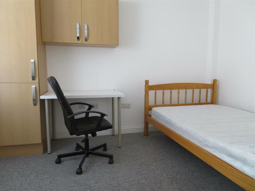 11 Stansted Bed1.JPG