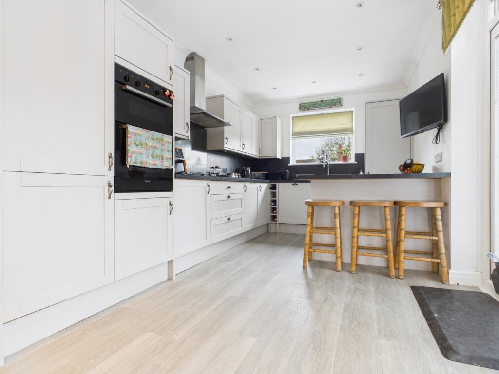 CAM03729G0-PR0153-STILL015